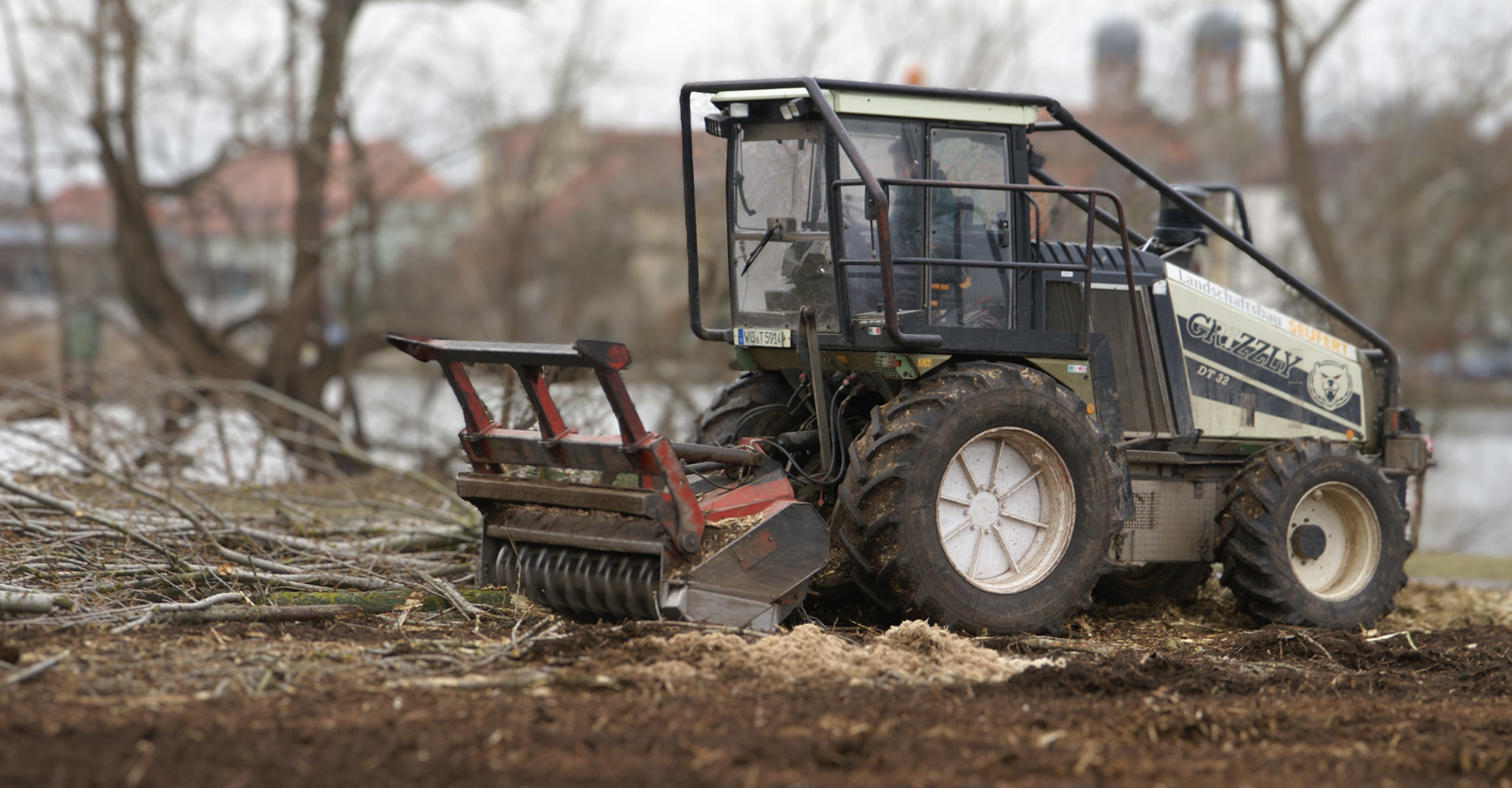 Grizzly mulcht Holzreste