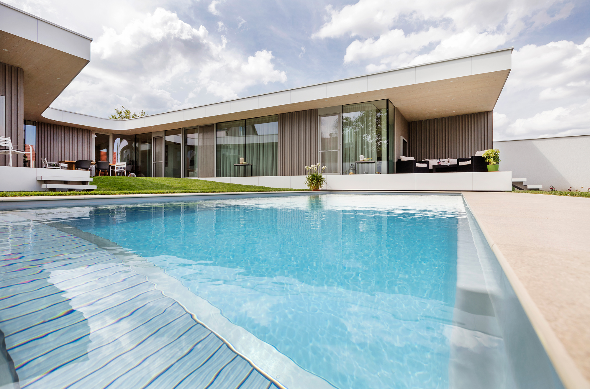 Pool mit großem Schwimmbecken