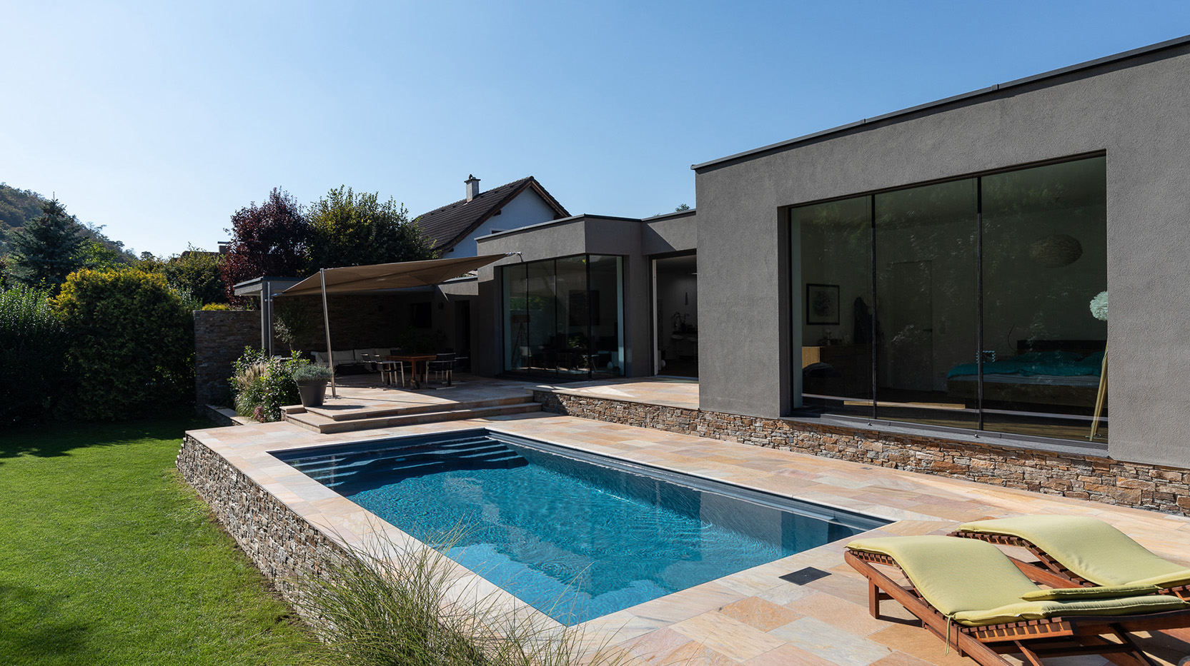 Outdoor Pool mit Terrasse