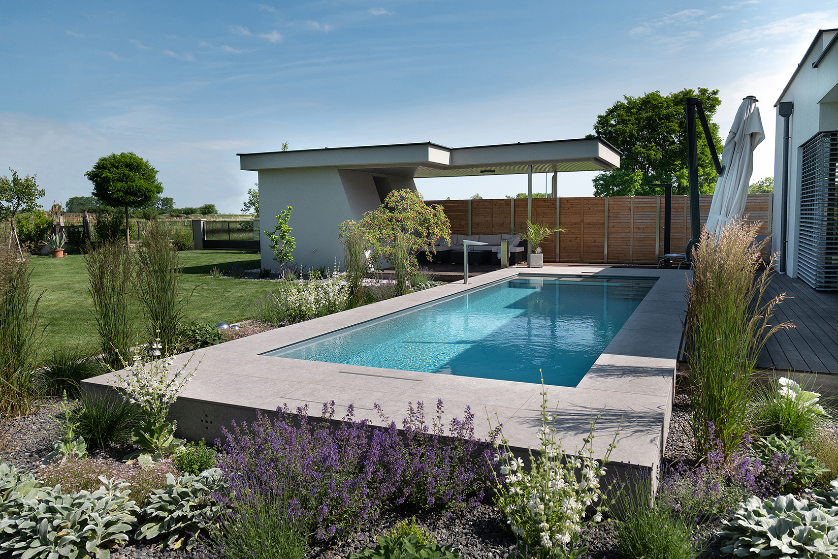 Rechteckiges Schwimmbecken im Garten