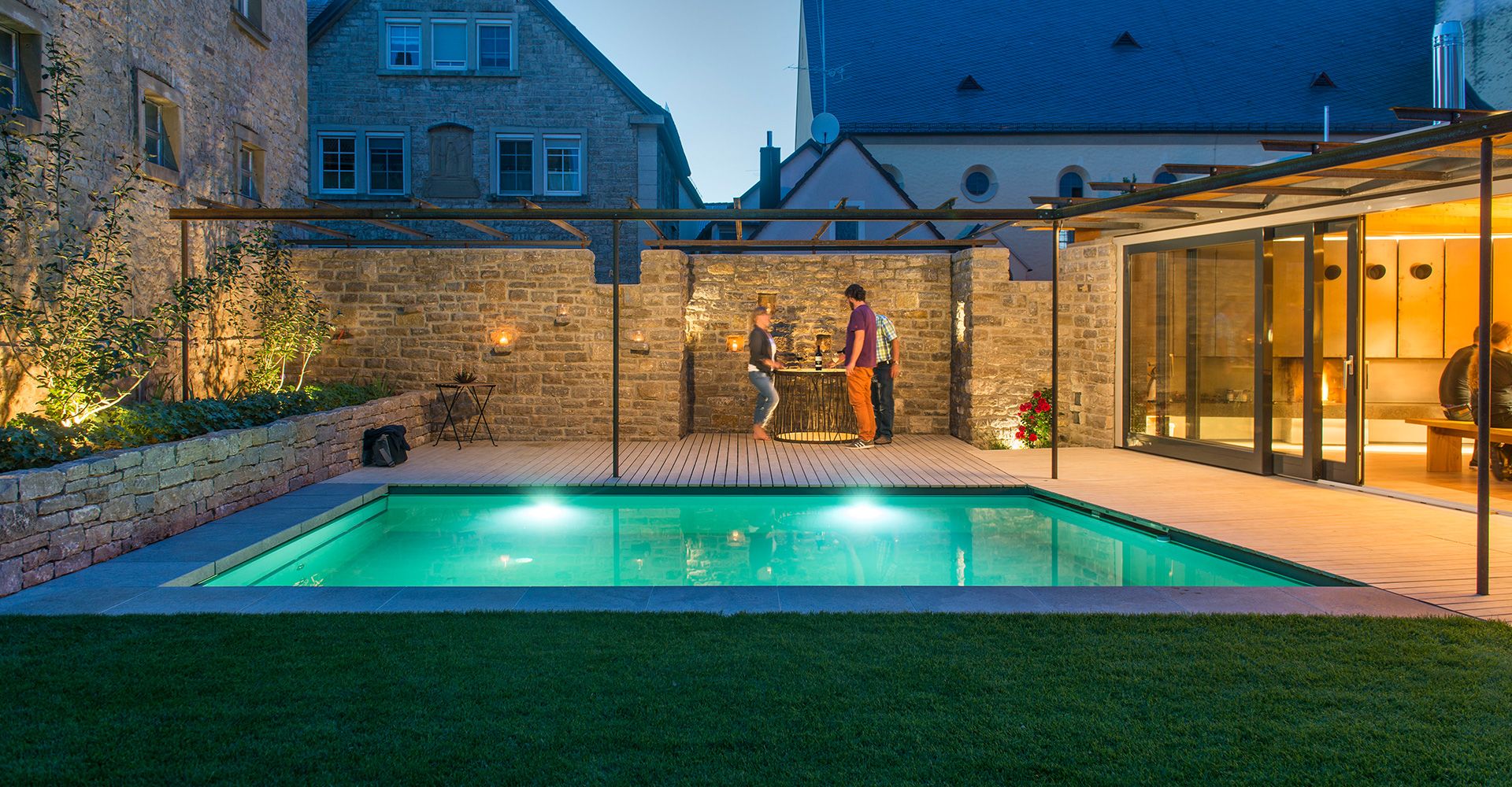 Abend mit Freunden am beleuchteten Biopool