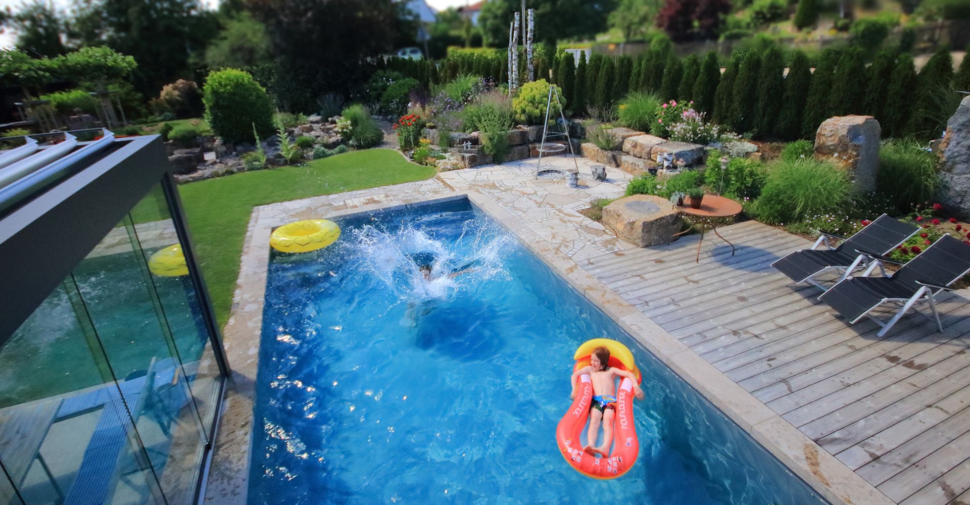 Kinder planschen im Biopool