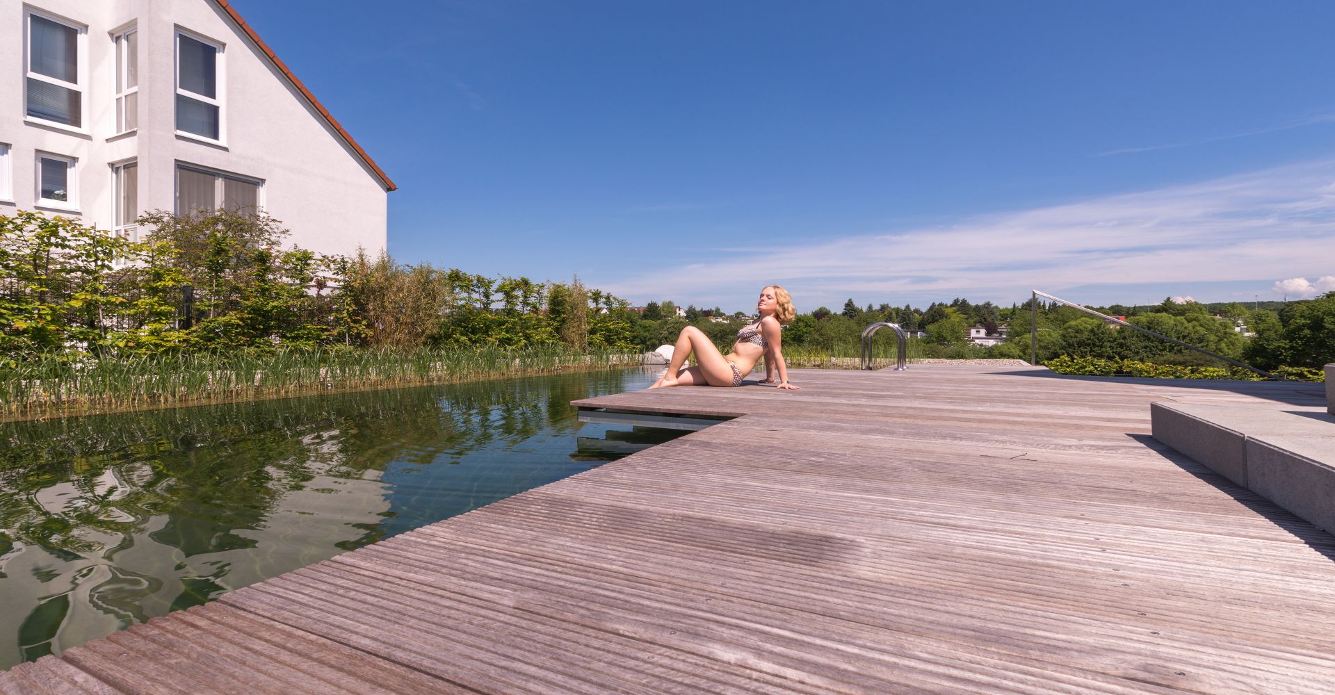 Relaxen auf der Holzterrasse am Bio-Schwimmbad