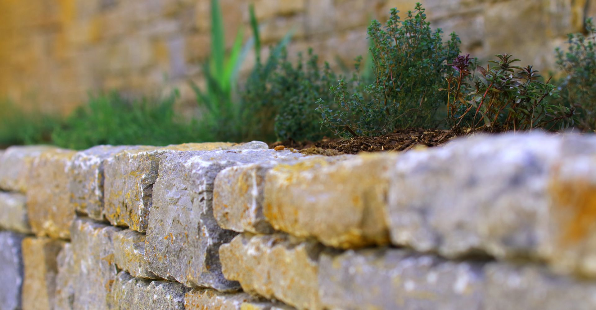 Detailaufnahme einer Natursteinmauer