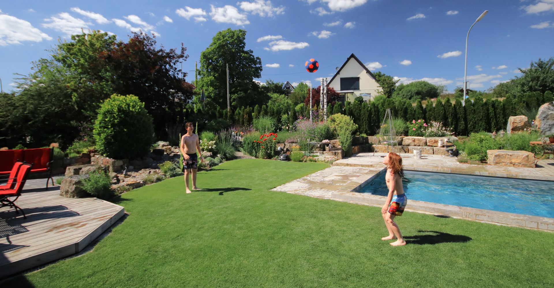 Kinder spielen im Garten