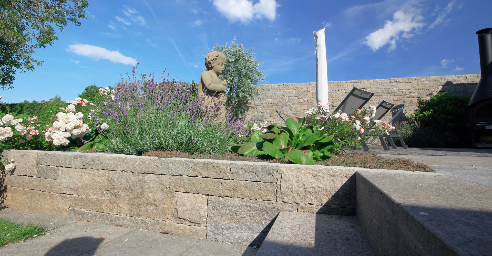 Natursteinmauer mit Steintreppe