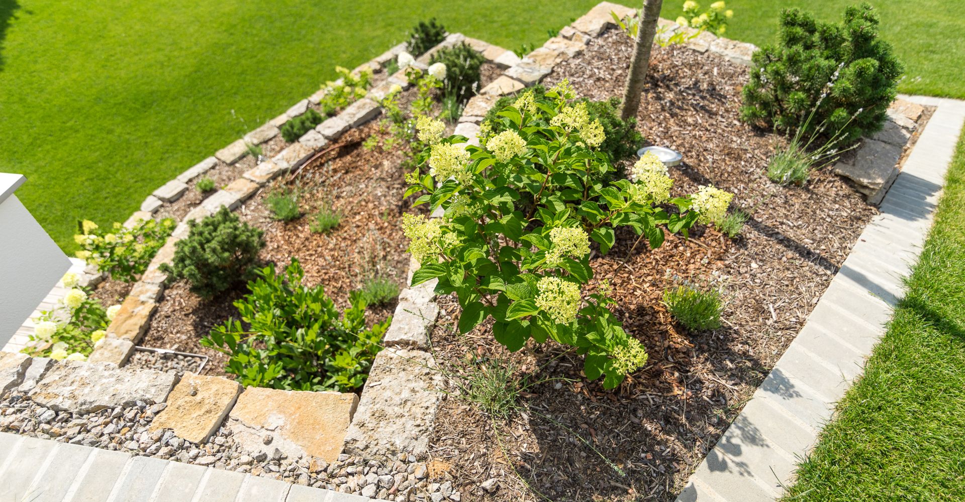 Terrassenbeete mit Natursteinmauern